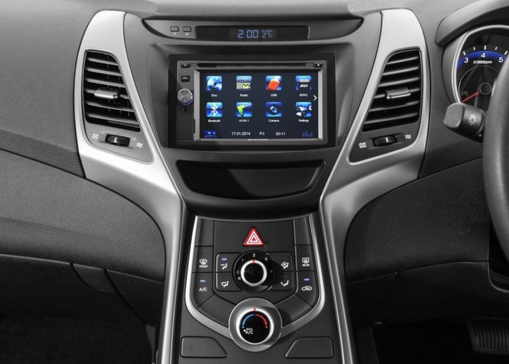 Hyundai-Elantra-Sport-Edition-touchscreen