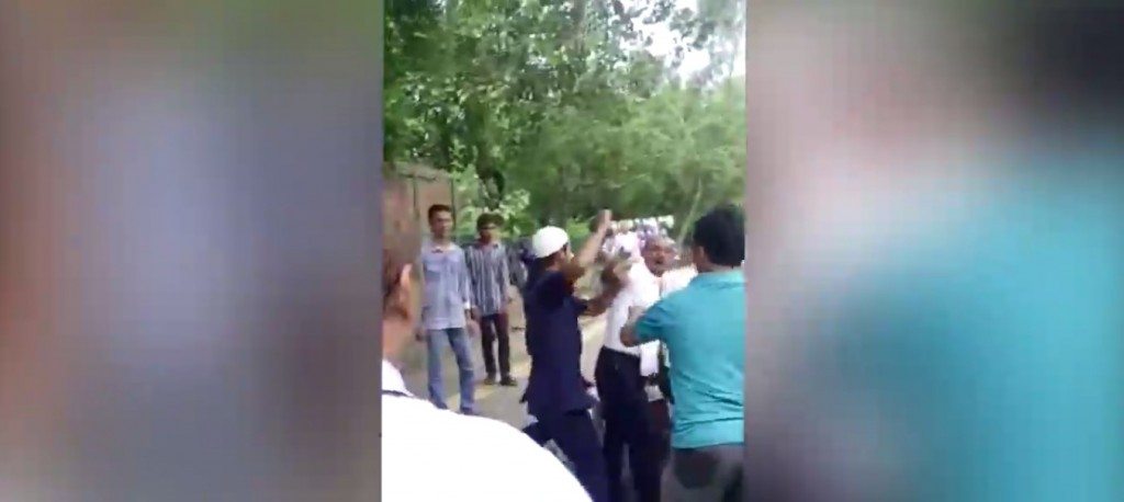 Mob attacks Delhi cops - 1