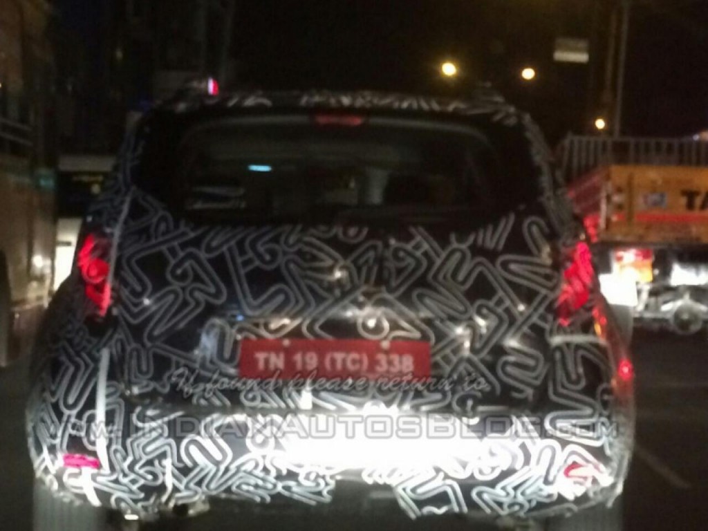 Renault Duster facelift spied rear (1)