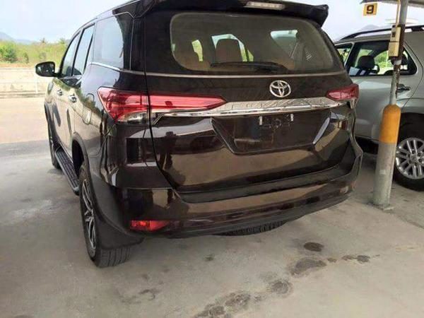 Toyota Fortuner back