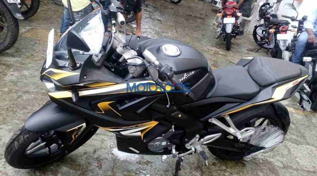 Bajaj Pulsar RS200 Cutom Paintjob (3)