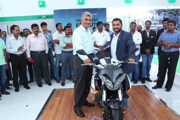 (L-R) Mr. Zulfiquar Marikar, Dealer Principal and Mr. Shirish Kulkarni, Chairman, DSK Motowheels