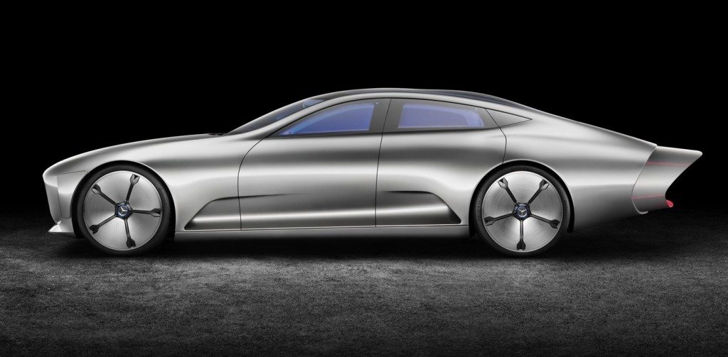 Mercedes-Benz “Concept IAA” (Intelligent Aerodynamic Automobile). Die Studie schaltet ab einer Geschwindigkeit von 80 km/h automatisch vom Design-Modus in den Aerodynamik-Modus und verändert durch zahlreiche aktive Aerodynamik-Maßnahmen ihre Gestalt. The study switches automatically from design mode to aerodynamic mode when the vehicle reaches a speed of 80 km/h, whereby numerous aerodynamics measures alter the shape of the vehicle.