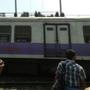 Train derails in Mumbai