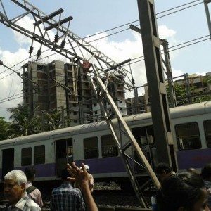 Train derails in Mumbai