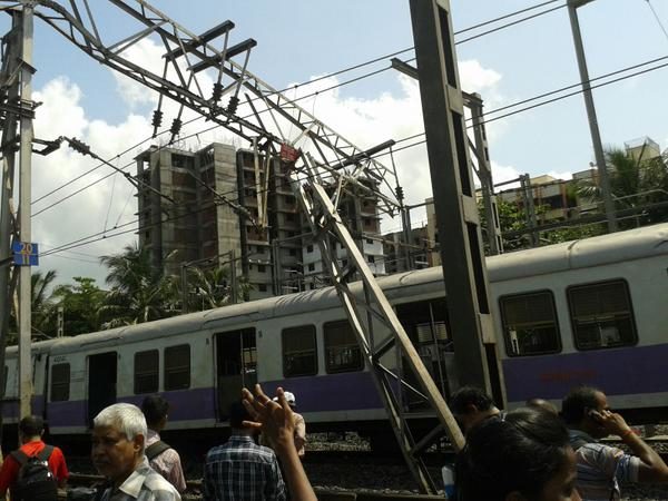 Train derails in Mumbai