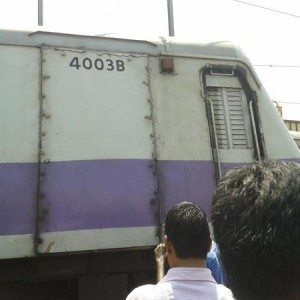 Train derails in Mumbai