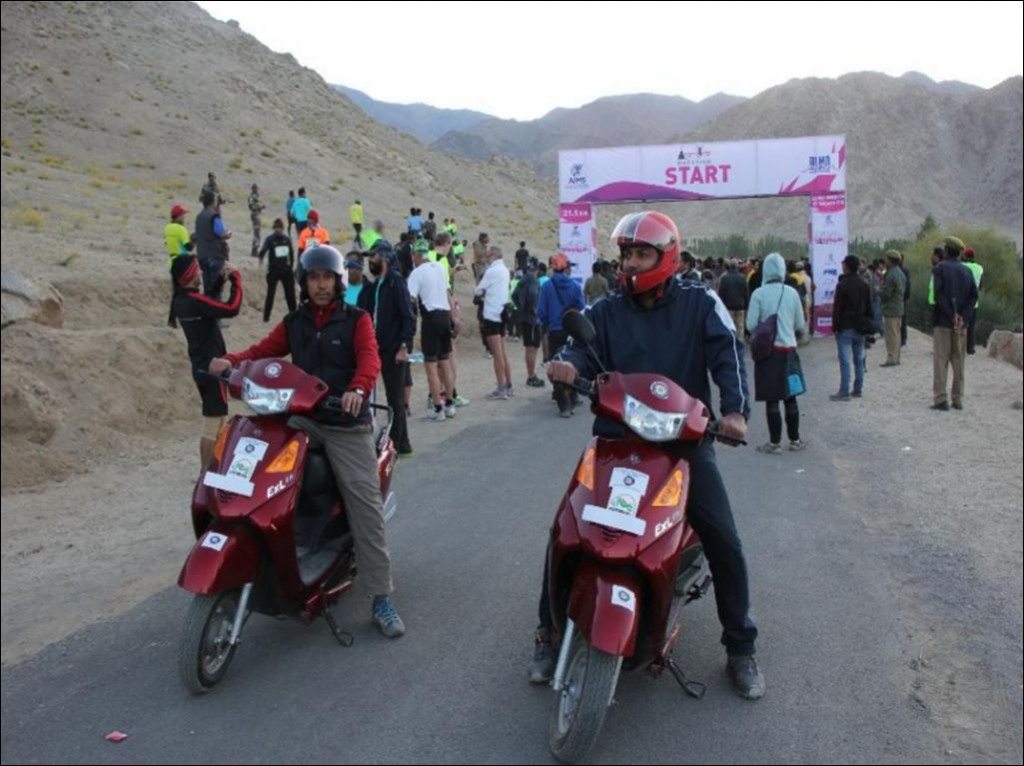 YObykes electric scooters conquer the highest known motorable road - Khardung La (1)