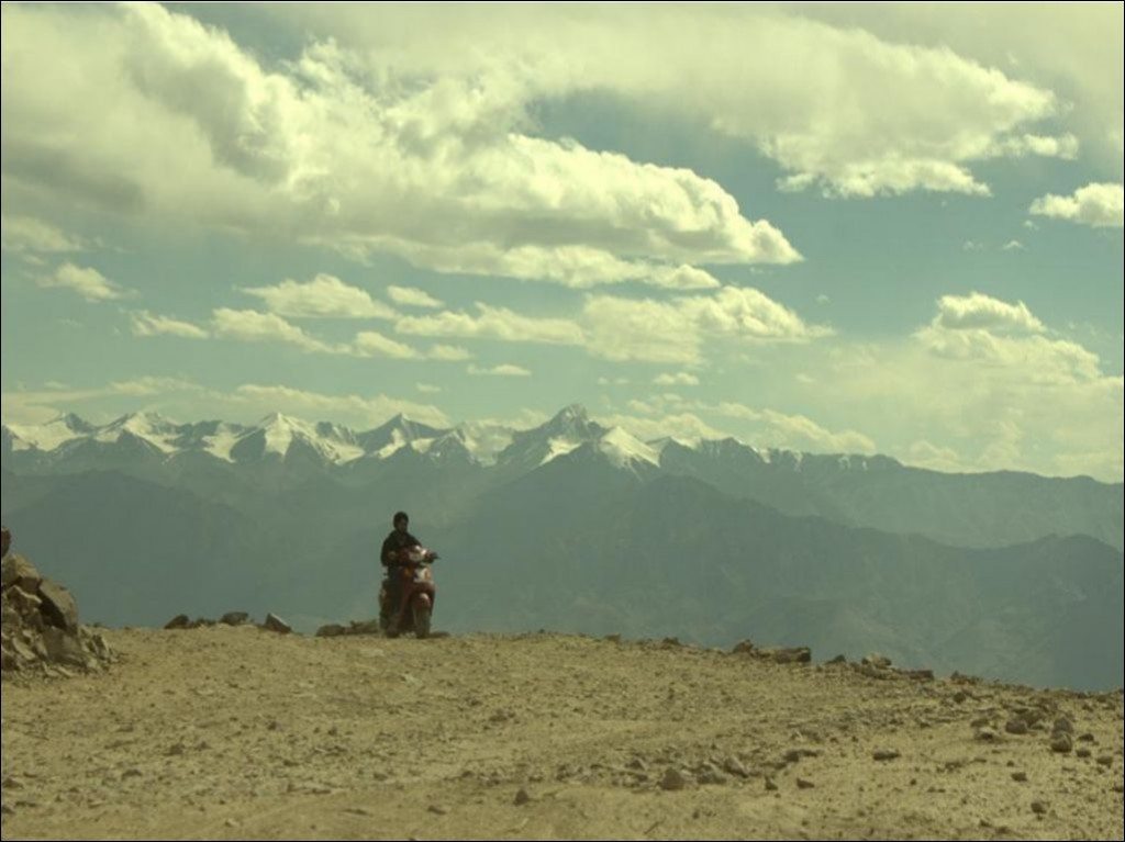 YObykes electric scooters conquer the highest known motorable road - Khardung La (4)