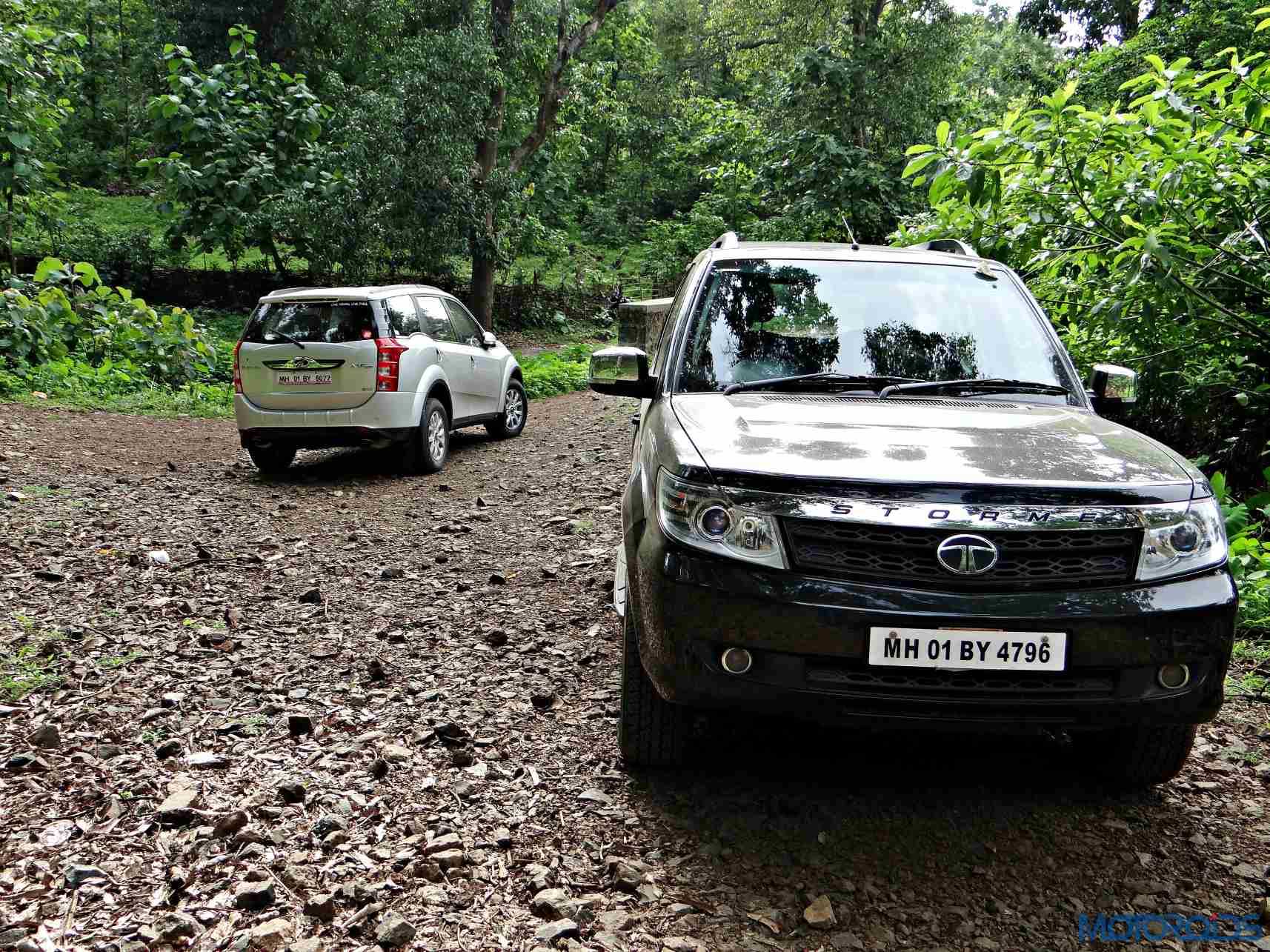 2015 Mahindra XUV500 vs 2015 Tata Safari (1)