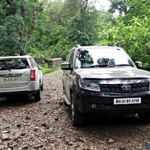 Mahindra XUV vs  Tata Safari