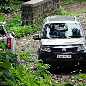 Mahindra XUV vs  Tata Safari