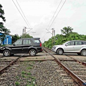 Mahindra XUV vs  Tata Safari