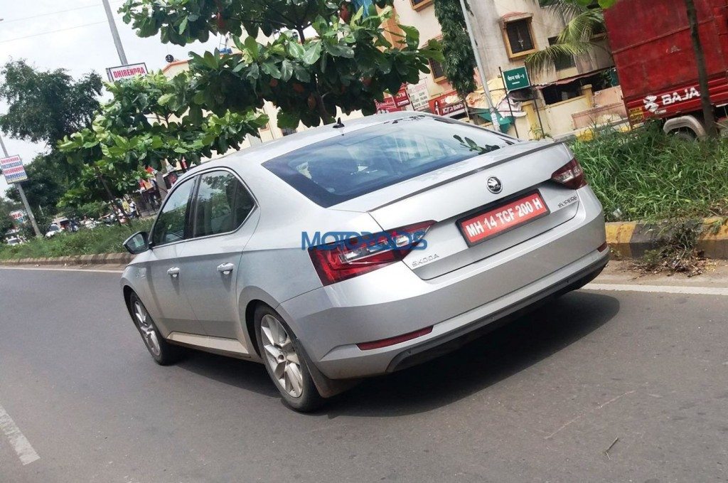 2016 New skoda superb spy images india (3)