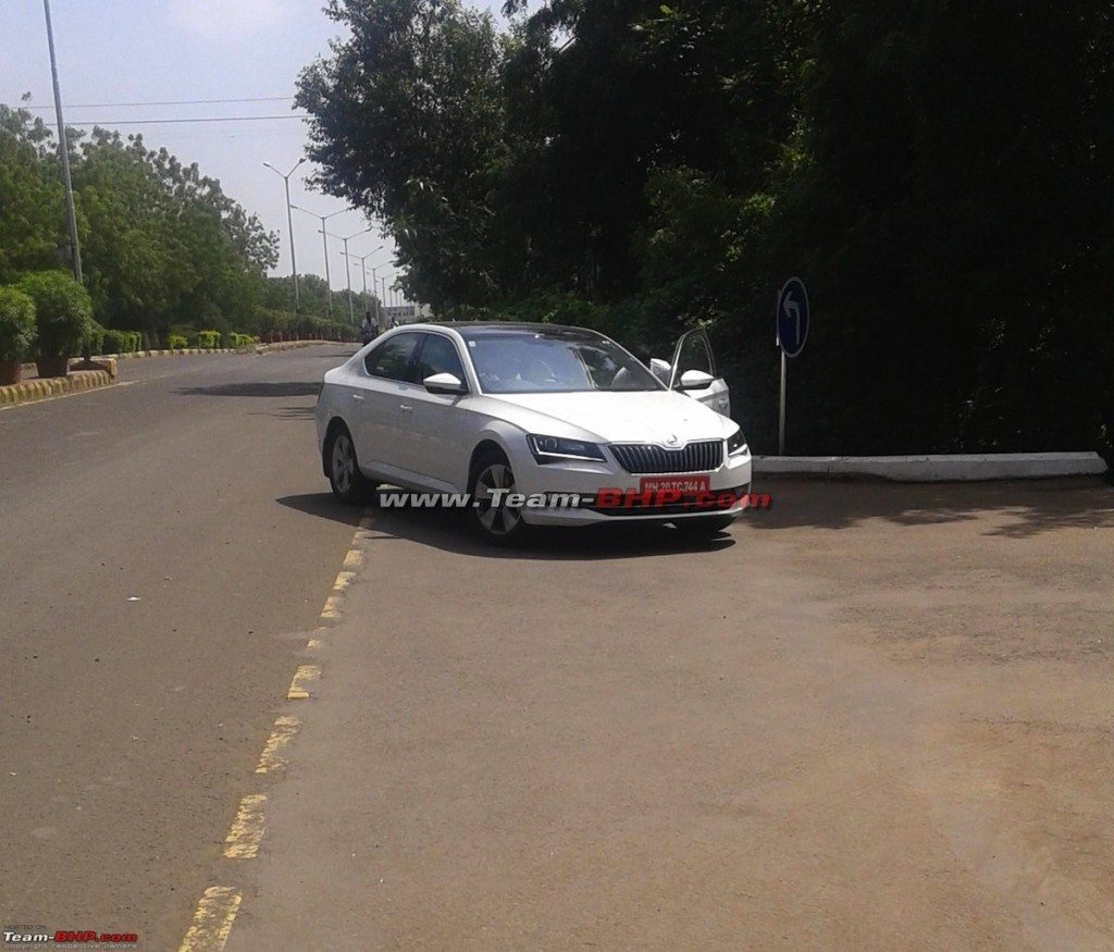 2016 New skoda superb spy images india (5)