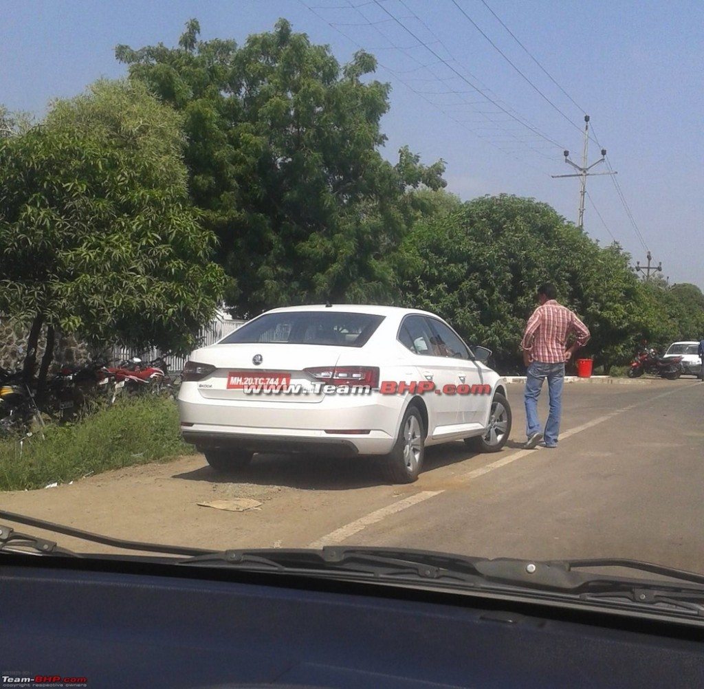 2016-Skoda-Superb-rear-India-spied-October