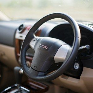 Isuzu MU  AT Review Steering Wheel