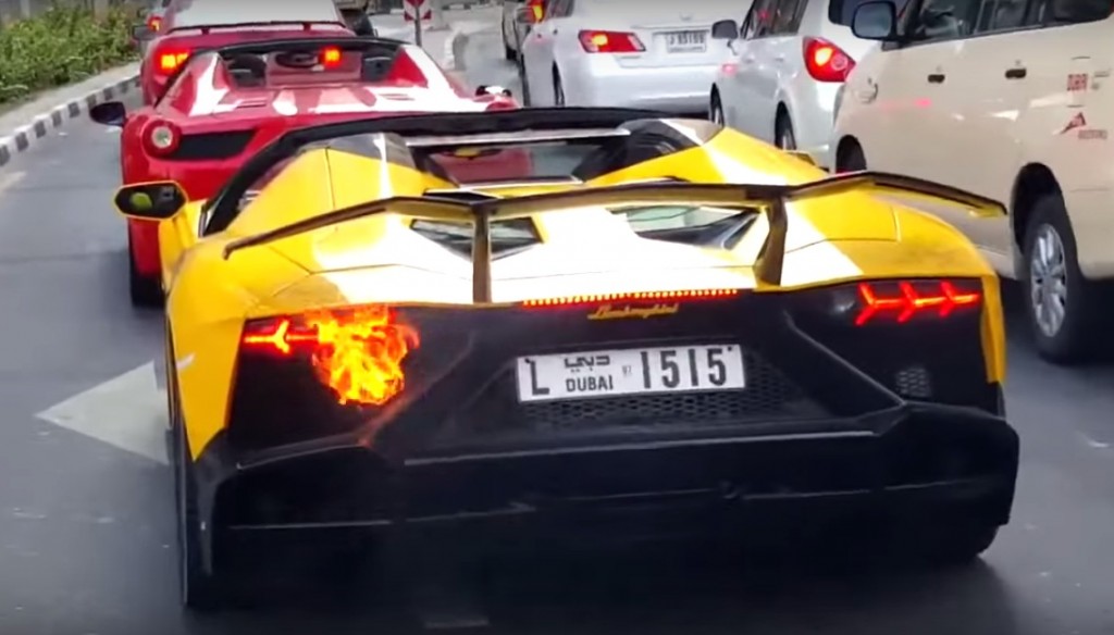 Lamborghini Aventador Roadster burns in Dubai