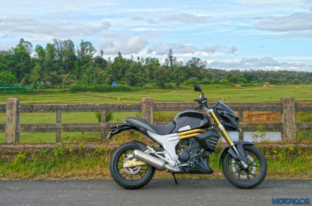 Mahindra Mojo Black (5)