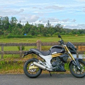 Mahindra Mojo Black