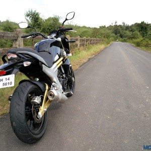 Mahindra Mojo Black