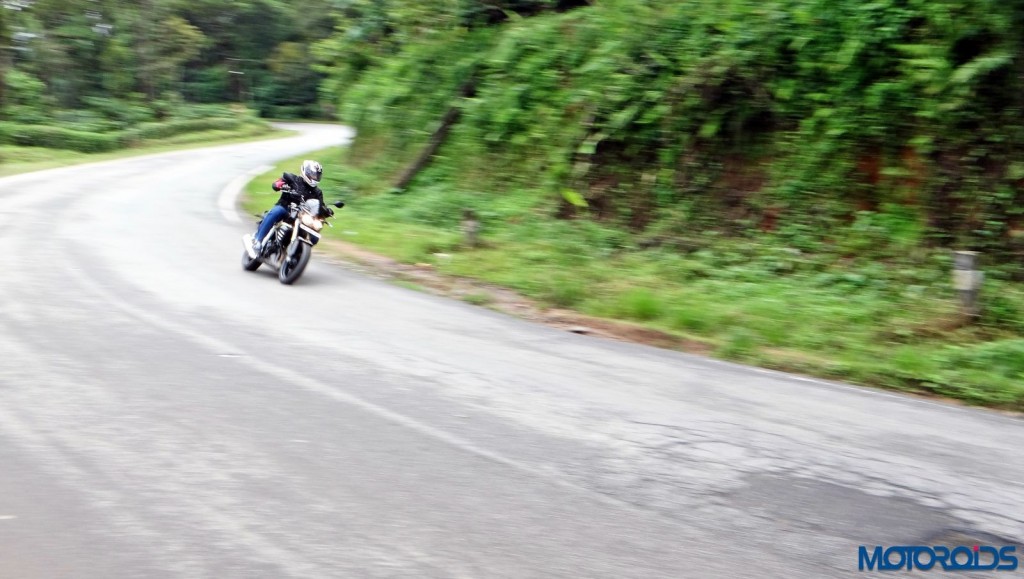 Mahindra Mojo - First Ride Review - Action Shots (13)