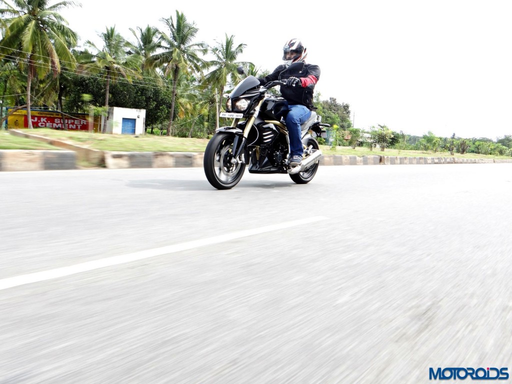 Mahindra Mojo - First Ride Review - Action Shots (2)