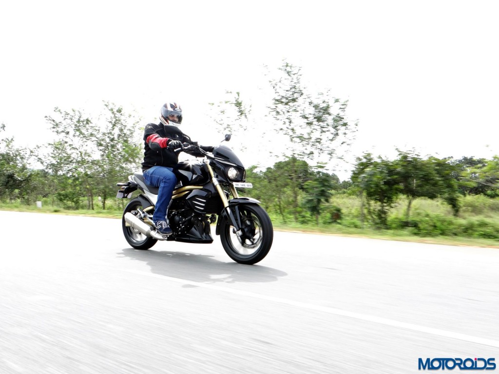 Mahindra Mojo - First Ride Review - Action Shots (5)