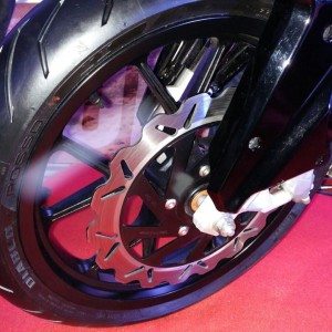 Mahindra Mojo Pirelli Diablo Corsa tires