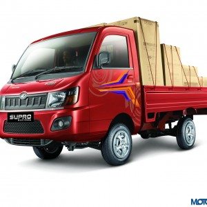 Mahindra Supro maxitruck side with load