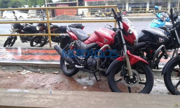 New Hero MotoCorp Hunk Spotted At Dealership