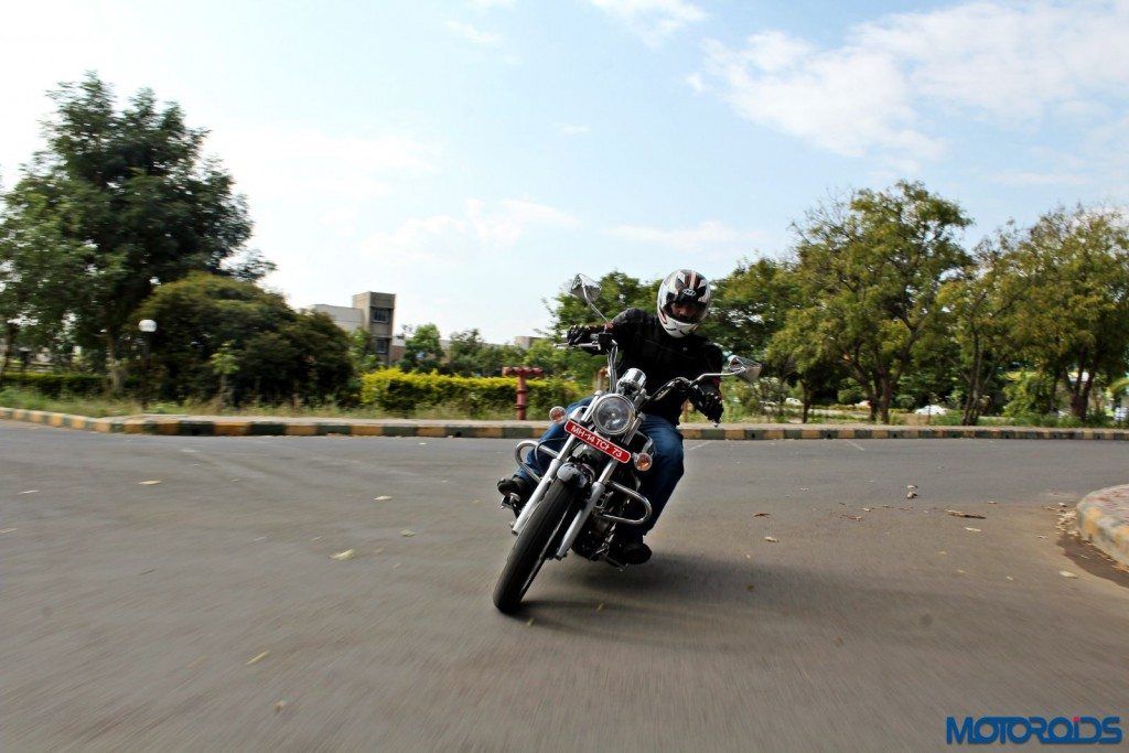 2015 Bajaj Avenger 220 Cruise - Action Shots (5)