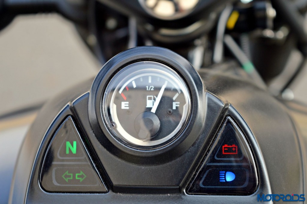 2015 Bajaj Avenger 220 Street - Detail Shots - Fuel Gauge - Tell-Tale Lights