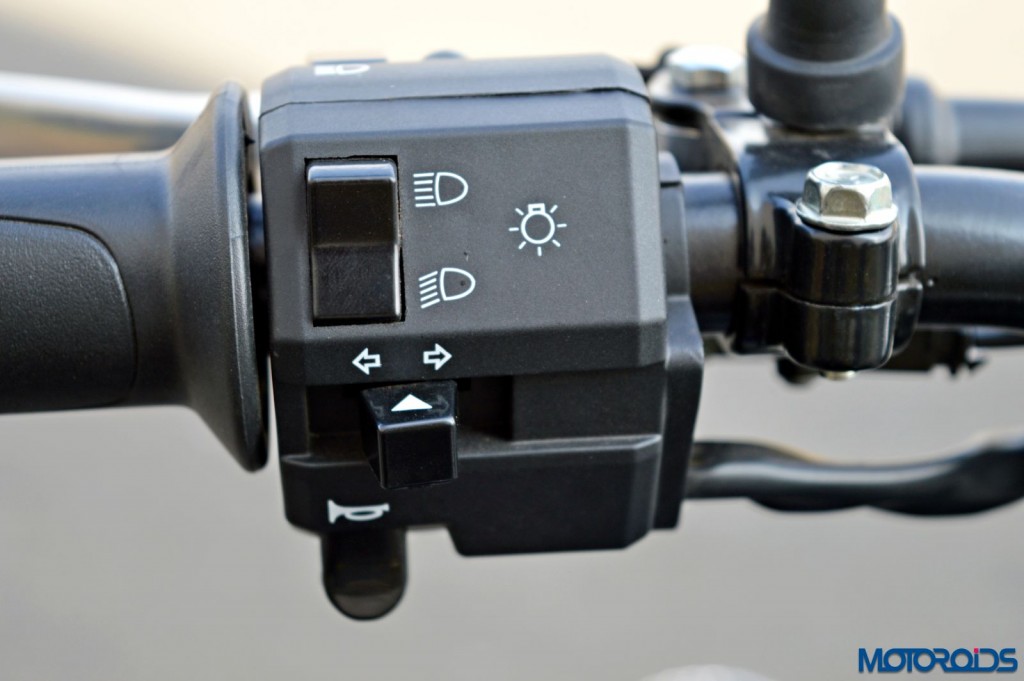 2015 Bajaj Avenger 220 Street - Detail Shots - Switchgear (1)