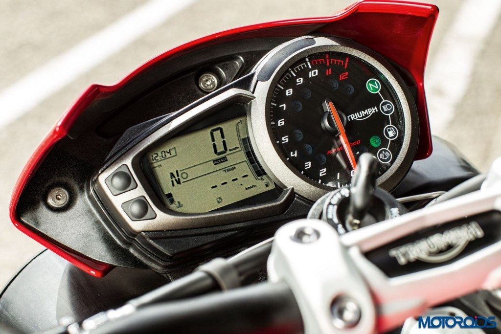 2016 Triumph Speed Triple Series - Official Images - 21 - Instrument Cluster