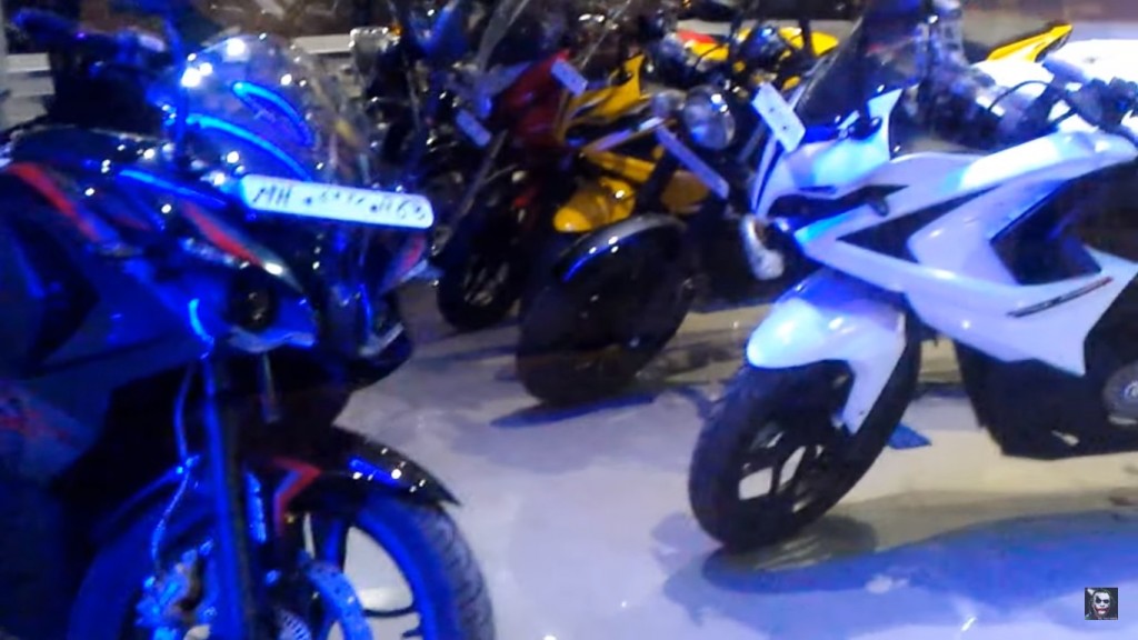 Bajaj Pulsar RS200 White - 1