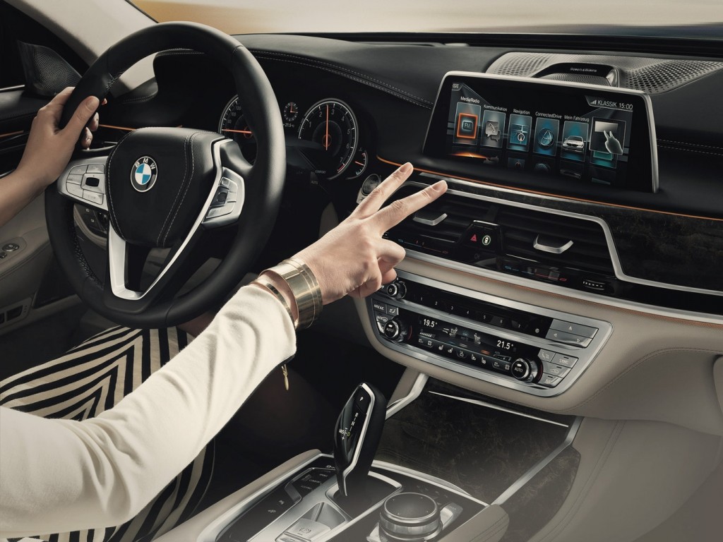 BMW 7 Series Gesture Control (2)