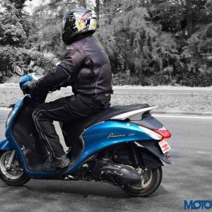 Yamaha Fascino riding position