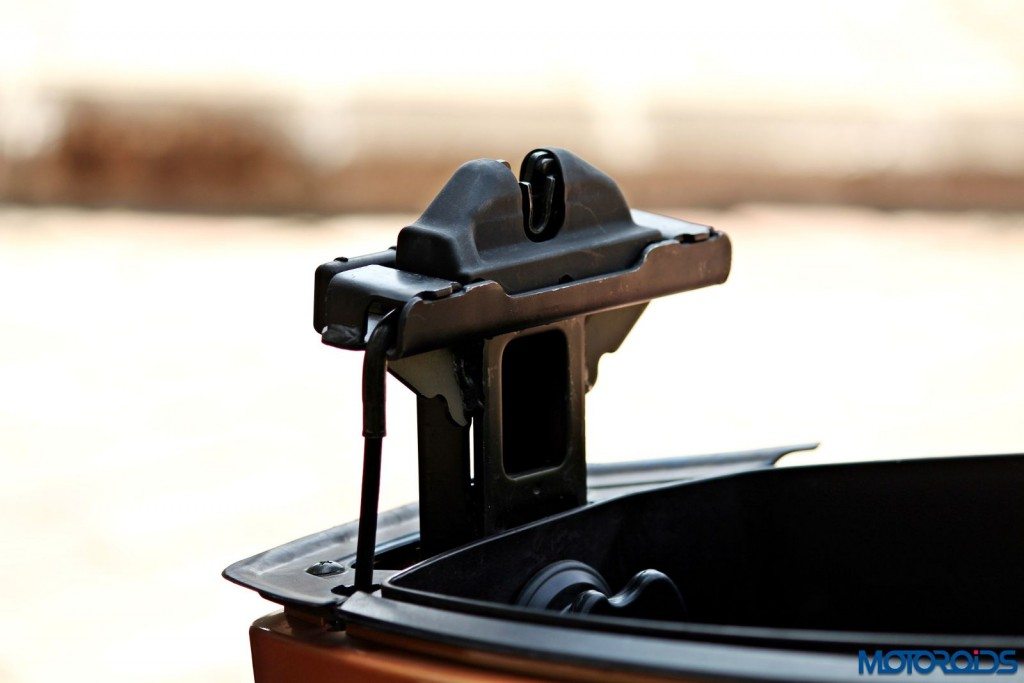 Mahindra Gusto 125 Review - Details - Height Adjustment Mechanism (2)