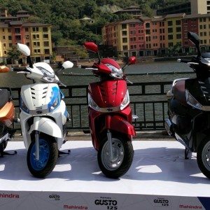 Mahindra Gusto  launch color variants