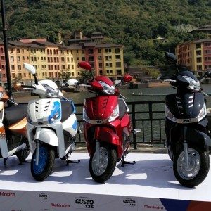 Mahindra Gusto  launch color variants