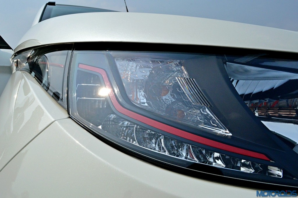 Mahindra KUV100 Headlamp (1)