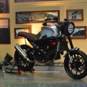 Auto Expo Mahindra Mojo Scrambler Concept