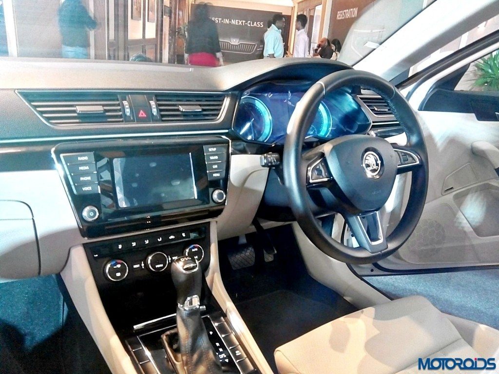 2016 Skoda Superb Dashboard (2)