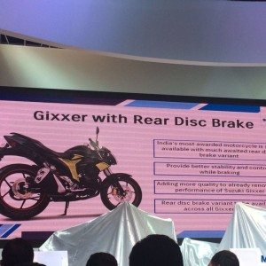 AutoExpo:SuzukiTwoWheelersunveilsnewAccessandGixxerSF FI