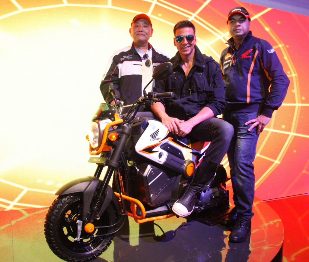 Akshay Kumar poses with NAVi at Honda 2Wheelers pavilion at Auto expo