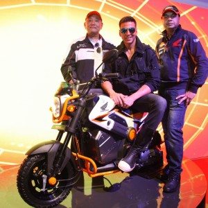 Akshay Kumar poses with NAVi at Honda Wheelers pavilion at Auto expo