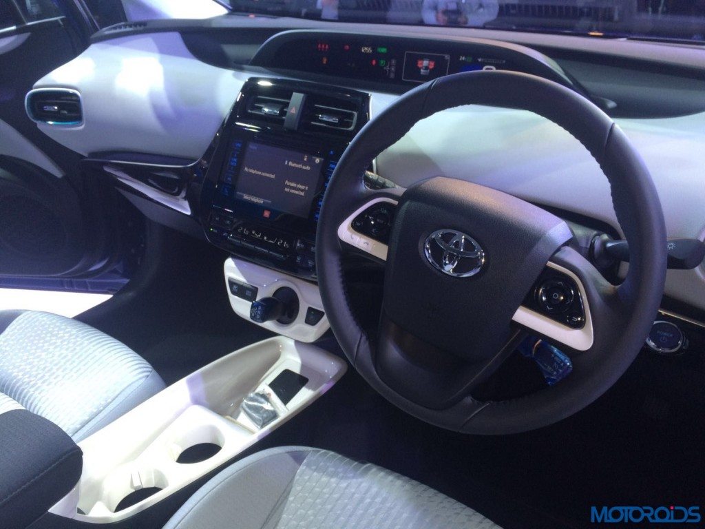 Auto Expo 2016 Toyota Prius (2)