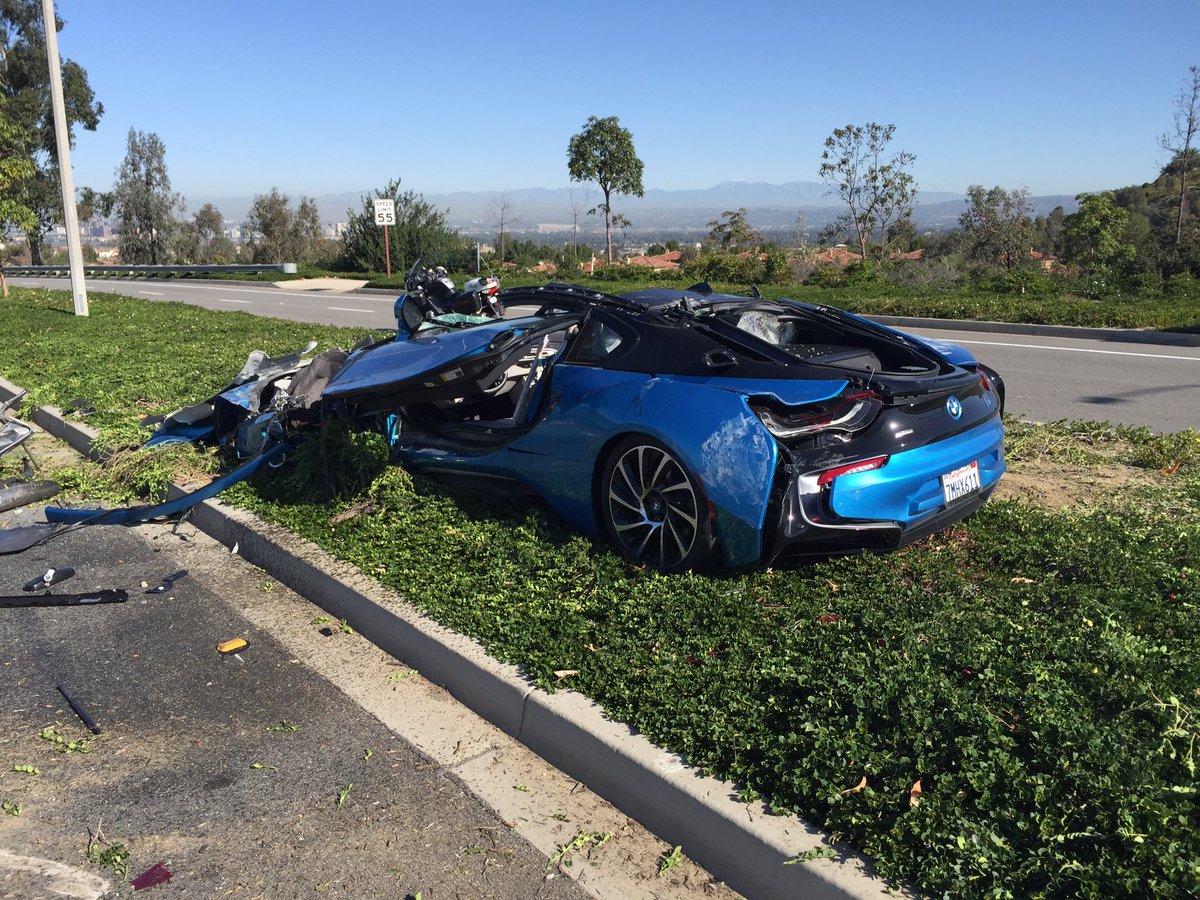 BMW i8 crash california