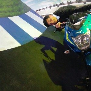 Suzuki motorcycle knee drag Auto Expo